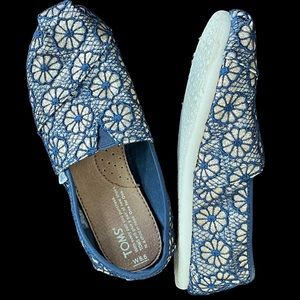 TOMS Girls Gold Glitter Slip on Shoes with Crochet Floral Overlay, Size 3.5 K